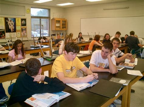 https://vietnewsdaily.com/content/images/size/w1200/2025/09/Students_in_a_high_school_classroom_in_North_Carolina_09.jpg