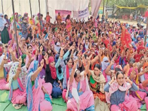 Demonstration Anganwadi worker's death in Sagar - For 40 consecutive ...