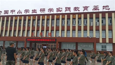 黄陂卫生学校2020新生在营地举行军训活动_红安青少年研学实践教育营地