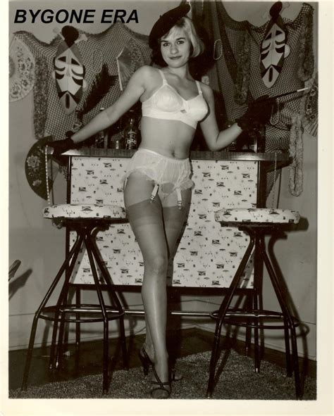 Modelo de lencería 1950's Pinup Girl Tiki Bar Poster Art Photo Pinup Artwork 11x14 - Etsy España
