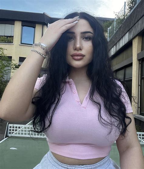 Some huge melons : r/2busty2hide