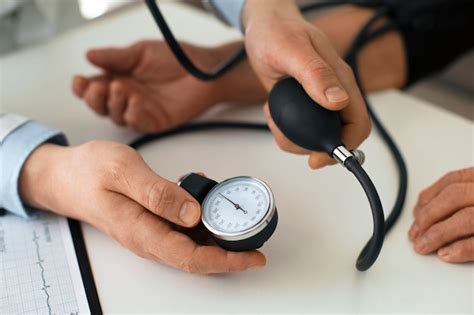 Older person checking their blood pressure with tensiometer | Free Photo