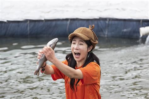 韩国华川鳟鱼节 民众体验徒手抓鱼【3】--国际--人民网