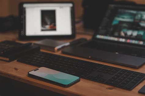 Mobile Phone On Desk 的图像结果