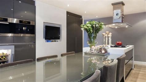 Ex van Patrick Kluivert zet haar miljoenen appartement te koop. Zie ...