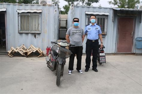 摩托骑手撞人肇事逃逸，但小细节暴露了他的职业和单位_北京日报APP新闻