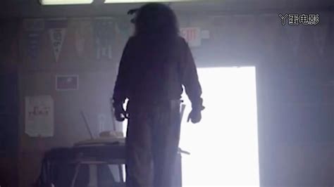 《斧头狂魔》这是一个杀人狂魔，身体高大，力大无穷，他的武器昰-影视综视频-搜狐视频