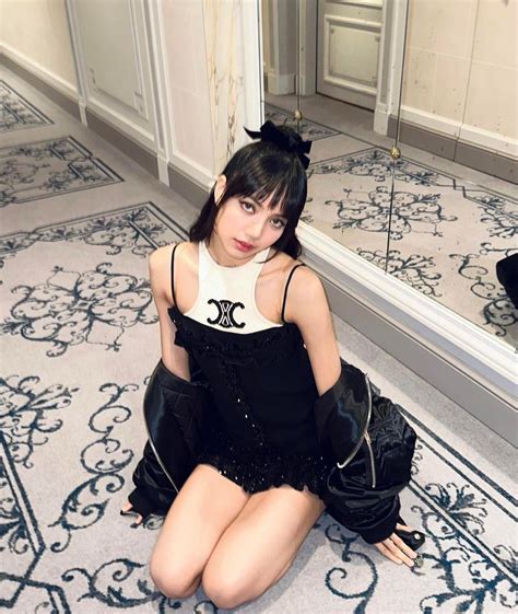 Lisa looks good on her knees : r/BlackpinkFap