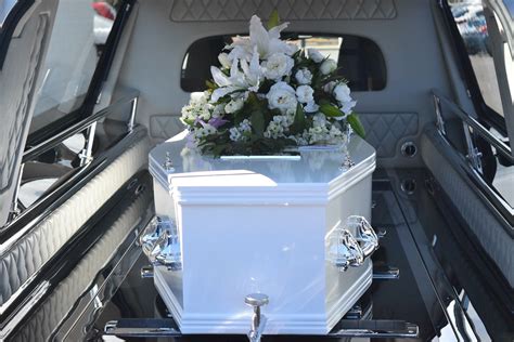 Caskets vs. coffins: What’s the difference? - Memorial Planning