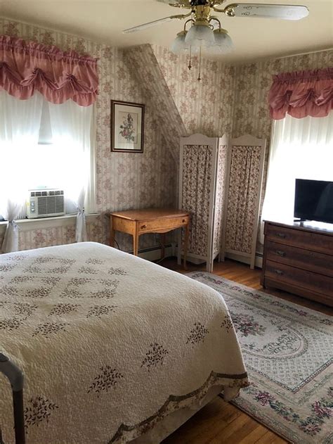 LILLIE'S GARDEN BED & BREAKFAST (Chambersburg) - B&B Reviews & Photos ...