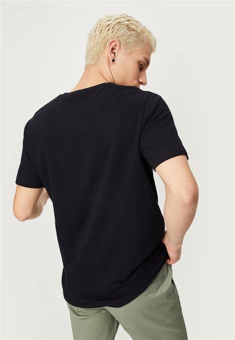 Buy Men Textured Slim Fit Pocket T-shirt Online at just Rs. 499.0 ...