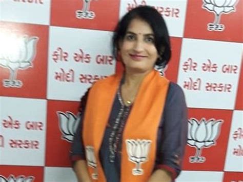 BJP women corporators take old man to Kuber Bhavan for hospitalization ...