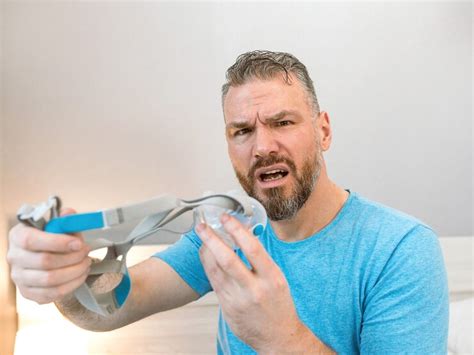 Nieszczęśliwy, zszokowany mężczyzna z przewlekłymi problemami z ...