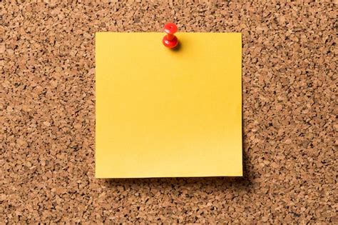 Blank yellow sticky note on the cork board | Premium Photo