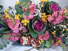 fiore con a composizione di fiori per un banchetto fiore con a composizione di fiori per un banchetto
