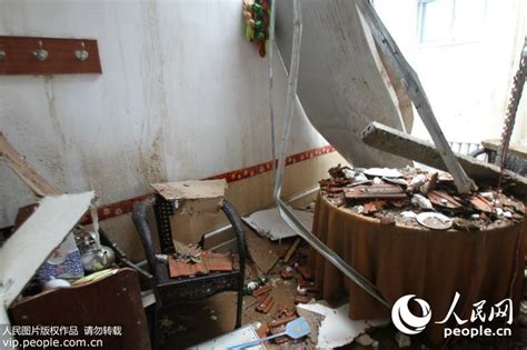 山东一酒店遭“飞”来铁板袭击 房屋砸穿轿车被毁--图片频道--人民网