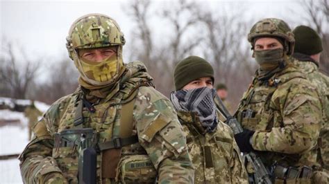 乌军士兵开始向俄军投降？因缺供暖过冬，已有很多人被冻伤？_空袭_天气_现象