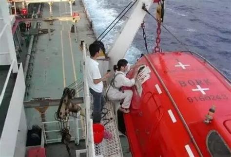 “弘进轮”获救始末：船员一个接一个发烧倒下 崩溃的他们拍视频求救_凤凰网