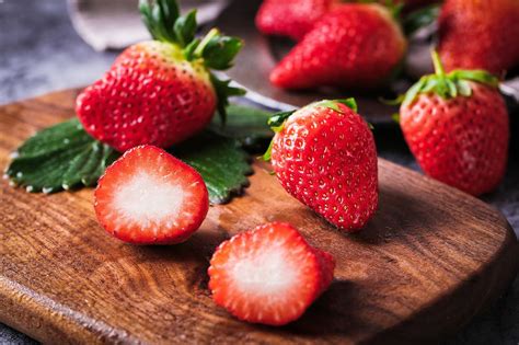 草莓有哪些营养价值？个头大的草莓是不是被打了激素？_含水量