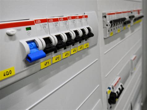 Main Differences Between Fuse Boxes and Circuit Breakers