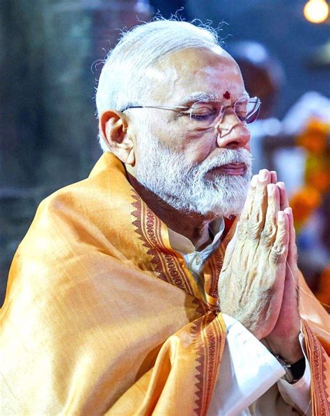 Lepakshi : Prime Minister Narendra Modi offers prayer at Veerabhadra temple