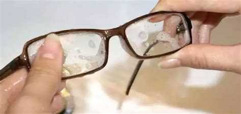 眼镜戴久了眼睛真的会变形吗？对视力会不会造成负面影响？