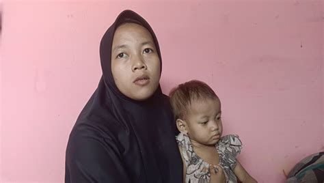 Ditelantarkan Suami, Ibu Ini Jualan Keliling Hidupi 2 Anak Stuntingnya ...