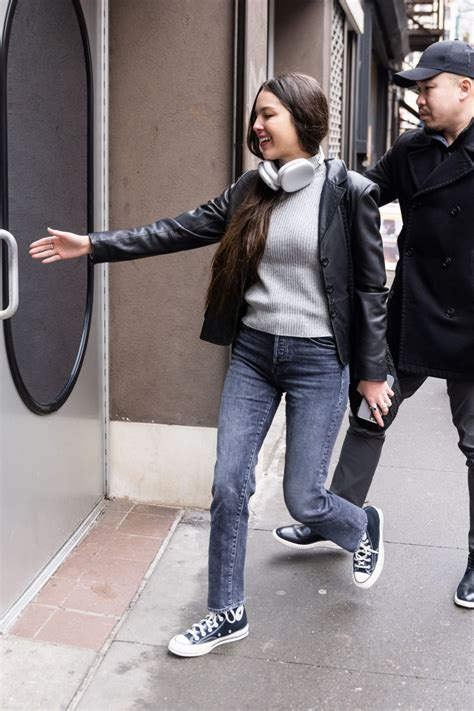 Olivia Rodrigo in Casual Outfit in New York 01/12/2023 • CelebMafia