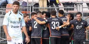 Frosinone ko, tris Venezia: prima vittoria in campionato per il Bari