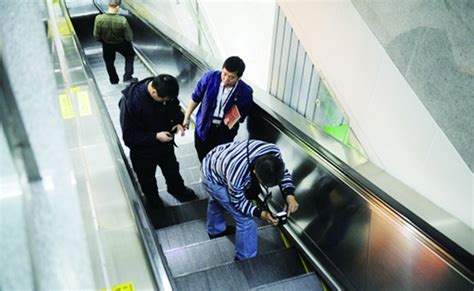 长沙市民不规范乘电梯常见 紧急情况三招截停电梯_大湘网_腾讯网