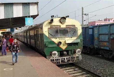Local Train in West Bengal 的图像结果