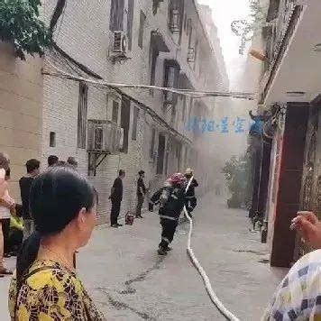 揭阳市区进安街一居民屋发生火情，滚滚浓烟不断冒出！_视频_网友_消防车
