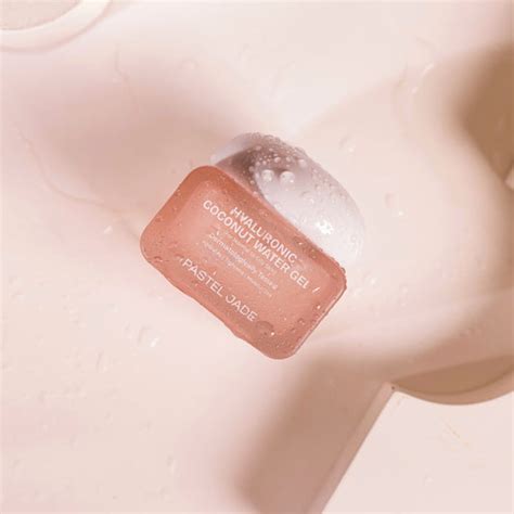 Hyaluronic Coconut Water Gel for Oily Skin Oil-Control + Skin-Tighteni