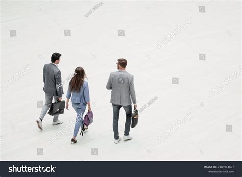 People Walking Top View 的图像结果
