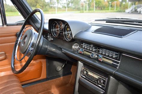 Classic Park Cars | Mercedes-Benz 200 (W115)