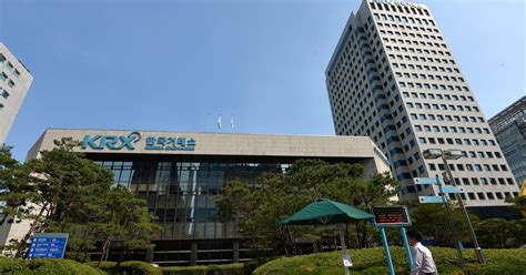 Korea Exchange Reviews Investment Warning System After SK Hynix Backlash