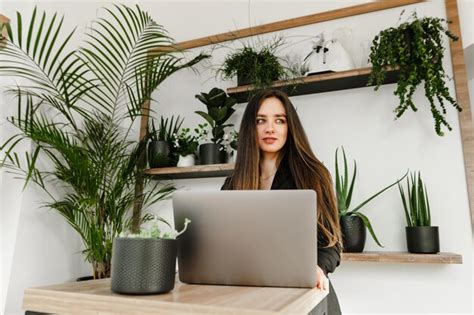 Attractive Woman Business Casual 的图像结果