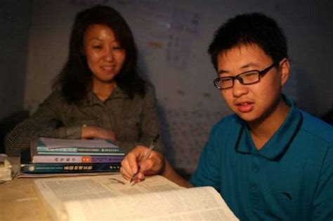 13岁少年考上武汉大学 母亲边陪读边蹭课——人民政协网