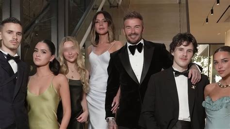 David Beckham festeggia in anticipo i 50 anni: tutti in abito da sera al party glamour in suo onore