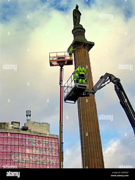 Glasgow, Scotland, UK 4th November, 2022. Work begins on Christmas ...