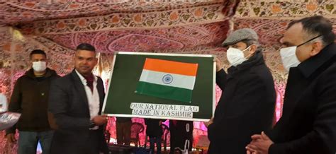Azadi Ka Amrut Mahotsav: 75 Made in Kashmir flags unfurled at Dal Lake ...
