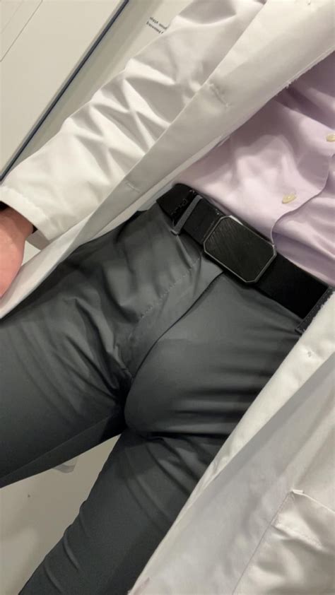 I think gray pants really make me stand out in a crowd : r/Bulges