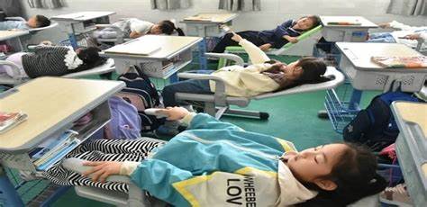 China instala cadeiras dobráveis para estudantes dormirem nas escolas ...
