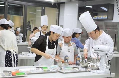在东莞烘焙学习班甜点师学费一般多少？_百悦米西点培训