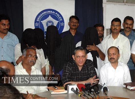 Rakesh Maria News Photo BUSTED: Rakesh Maria (centre),