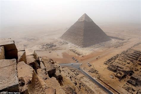 德国男子花8分钟爬上埃及金字塔后被捕(图)