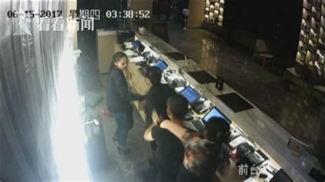 视频｜45岁男子带19岁女子开房不成 暴打酒店前台人员被拘|重庆|男子|酒店_新浪新闻