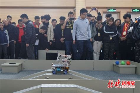 长沙中小学生“玩转”机器人 比拼创意各显神通_新浪新闻