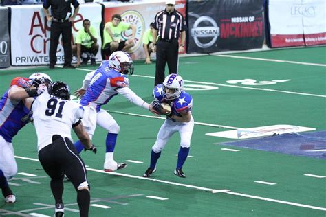 Running Back Woman 的图像结果