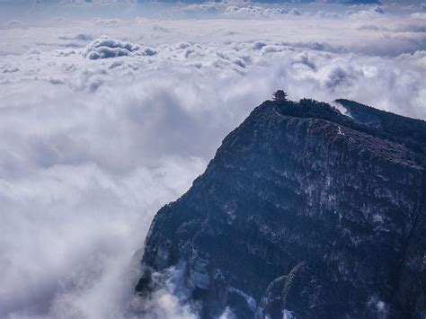 https://news.cgtn.com/news/2023-11-10/Stunning-view-of-Mount-Emei-in-a-sea-of-clouds-1oChq9pDBSw/img/27d25865287e4bd9aaa13ff673c4f4bd/27d25865287e4bd9aaa13ff673c4f4bd.jpeg
